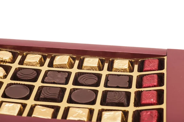 Schachtel Schokoladenbonbons isoliert auf weiß — Stockfoto