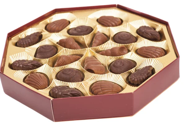 Schachtel Schokoladenbonbons isoliert auf weiß — Stockfoto