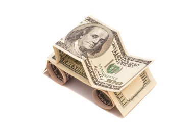 Beyaz arka plan üzerinde izole dolar yapılmış araç 