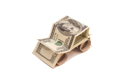 Beyaz arka plan üzerinde izole dolar yapılmış araç 