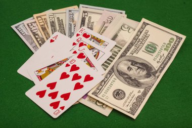 Royal Flush kalpleri ve yeşil keçe Doları para