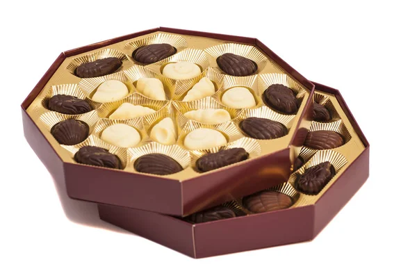 Schachteln mit Schokoladenbonbons isoliert auf weiß — Stockfoto