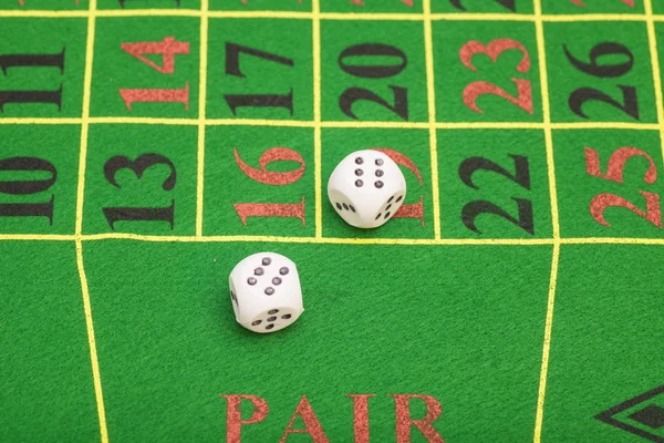 Van de witte dobbelstenen rollen op een spel tafel in een casino — Stockfoto