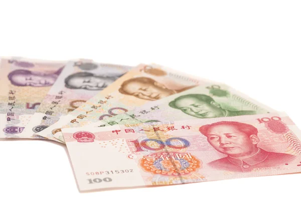 Chinesische Yuan-Banknoten isoliert auf weißem Hintergrund — Stockfoto