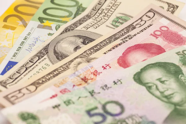 Kinesiska yuan, Europeiska sedlar i euro och amerikanska dollar — Stockfoto