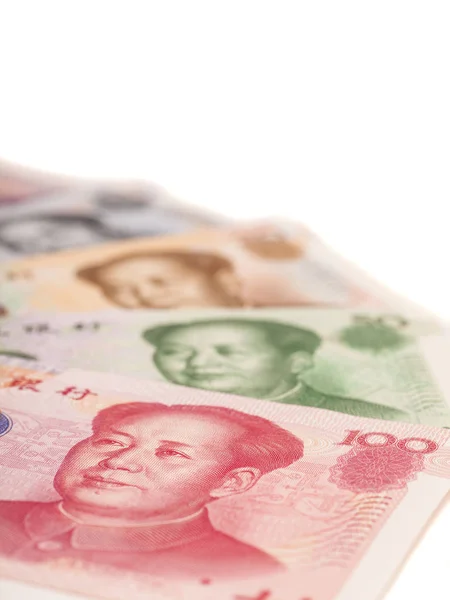 Chinesische Yuan-Banknoten isoliert auf weißem Hintergrund — Stockfoto