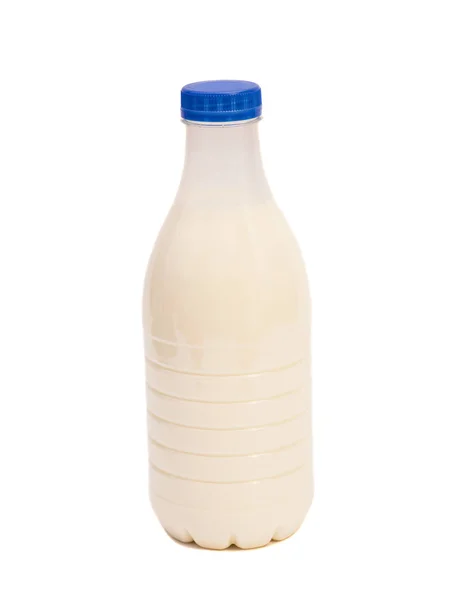 Пластикова пляшка молока ізольована на білому тлі — стокове фото