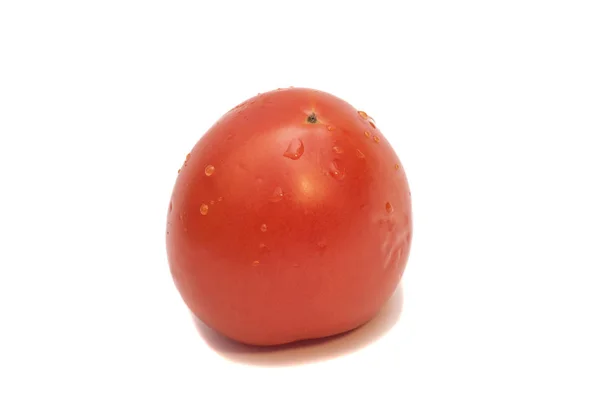 Tomate avec gouttes isolées sur fond blanc — Photo