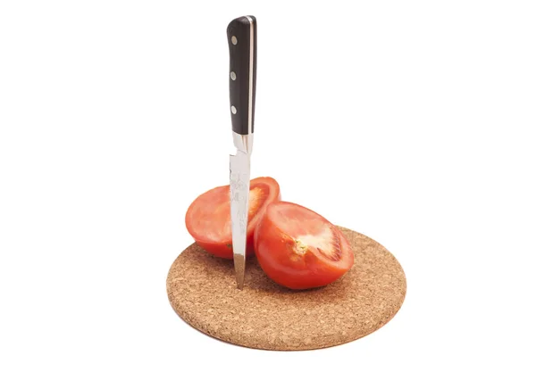 Tomaten und Messer an Bord isoliert auf weiß — Stockfoto