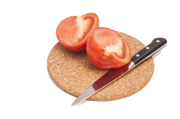 Pomidory i nóż na pokładzie biały na białym tle na — Zdjęcie stockowe