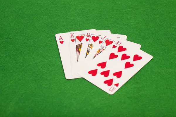 Королівський пухнастий покер грає карти на зеленому фетрі — стокове фото