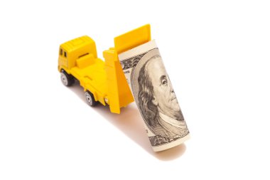 yüz dolarlık banknot bir rulo üzerinde beyaz izole kamyon çürük