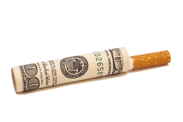 Cigarety a sto dolarů bill na bílém pozadí — Stock fotografie