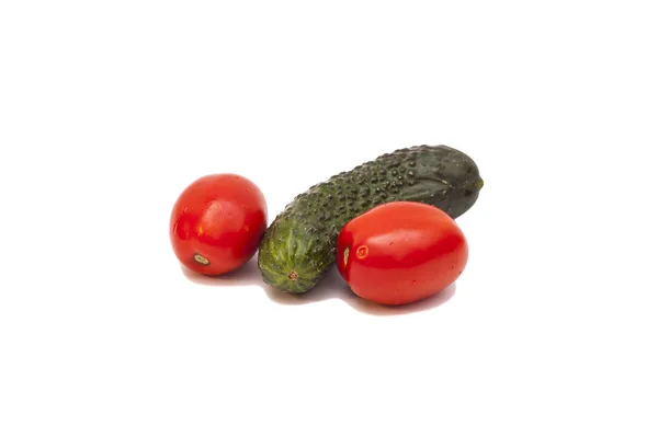 Pomidory i ogórki na białym tle — Zdjęcie stockowe