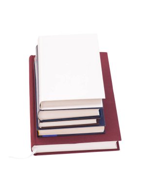  Beyaz arka plan üzerinde renkli kitap yığını