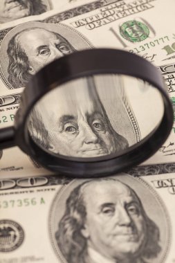 100 dolarlık banknot Büyüteç altında
