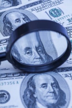 100 dolarlık banknot Büyüteç altında