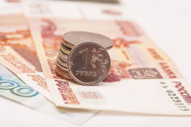 Rus parası. Beyaz arka plan üzerinde paralar beş bin ruble sona
