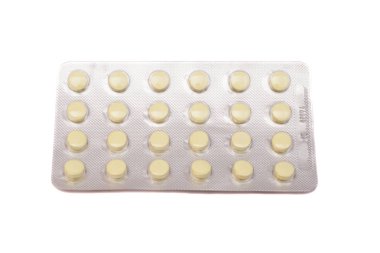 Beyaz arka planda izole edilmiş su toplayıcı paketlerindeki haplar