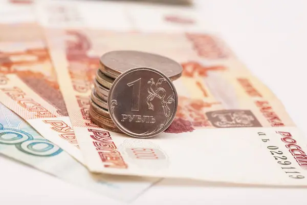 Dinero ruso. Cinco mil rublos terminan monedas sobre fondo blanco — Foto de Stock