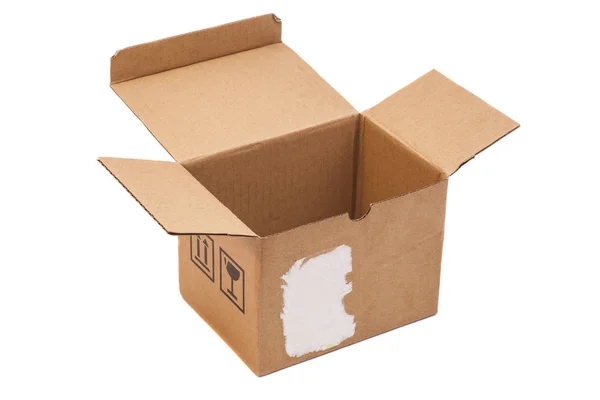 Открытая картонная коробка на белом фоне — стоковое фото