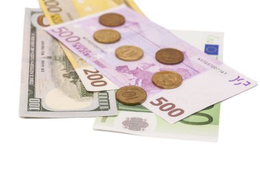 Beyaz arkaplanda banknotlar ve paralar