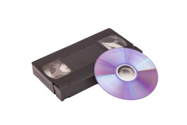 Eski Video kasetlerden beyaz arka plan üzerinde izole Dvd yuvarlak yüzey ile