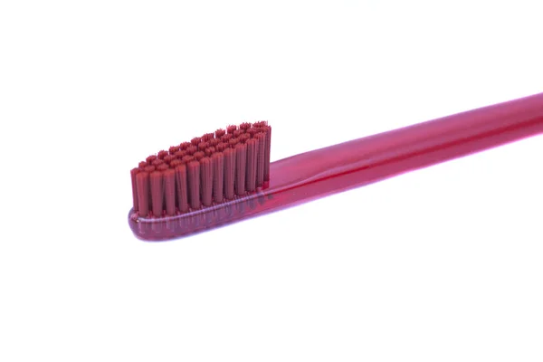 Красная зубная щетка на белом фоне — стоковое фото
