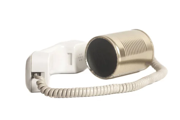 白い背景で隔離の携帯電話で電話をブリキ缶 — ストック写真