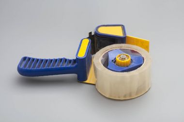 Gri arka plan üzerinde izole dispenseri 