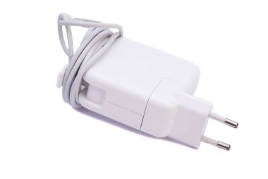 Beyaz arka plan üzerinde yalıtılmış Usb bağlantı noktası için elektrik adaptörü 
