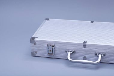Gri arka plan üzerinde metal gümüş kasa 