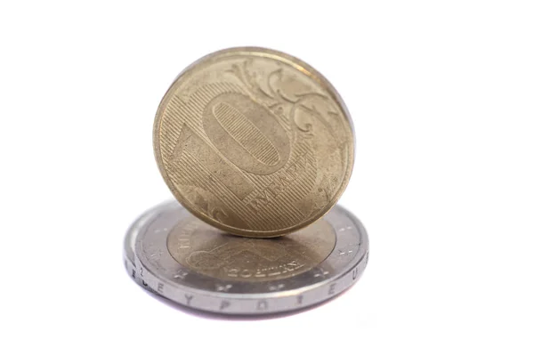 Moedas de rublo de fim de euro isoladas sobre fundo branco — Fotografia de Stock