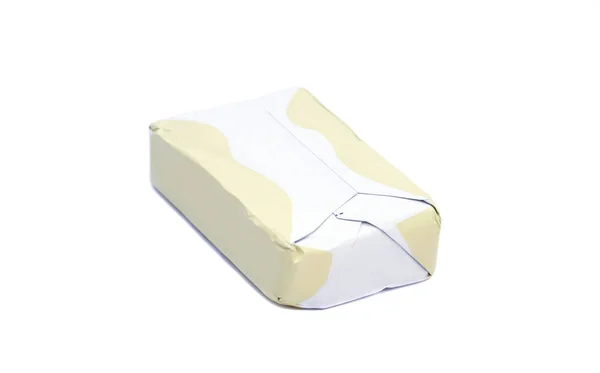 Trzymać zawinięty masło na białym tle — Zdjęcie stockowe