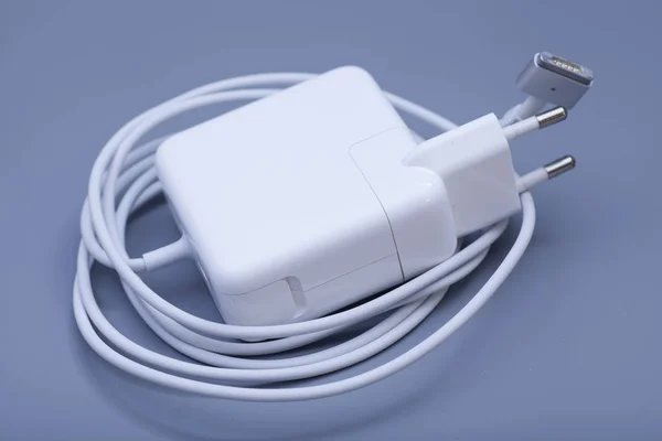 Elektrischer Adapter auf USB-Port auf grauem Hintergrund — Stockfoto