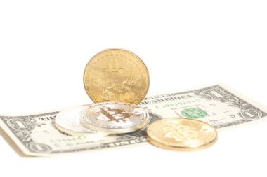 Altın son gümüş bitcoin paraları bize dolar üzerinde beyaz izole