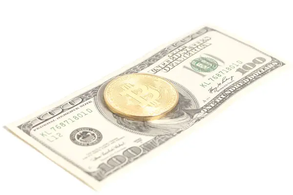 Moeda bitcoin dourada em nós dólares isolados em branco — Fotografia de Stock