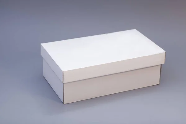 Paquete caja blanca en gris — Foto de Stock