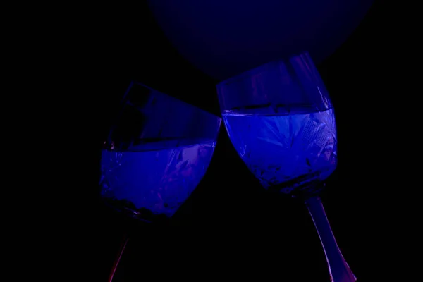Dois copos de champanhe em preto — Fotografia de Stock