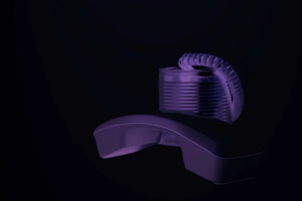 Телефон с жестяным диском на черном — стоковое фото