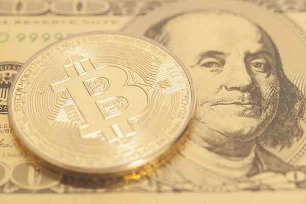 Goldener Bitcoin mit US-Dollar aus nächster Nähe — Stockfoto