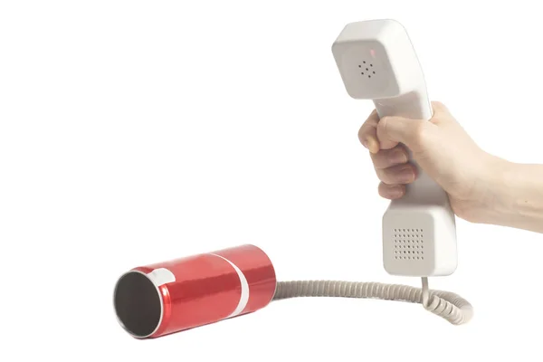 Hand hält weißen Telefonschlauch und rote Dose Telefon isoliert — Stockfoto