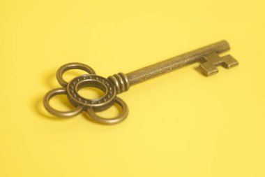 Sarı bir arka plan üzerinde Vintage anahtar 