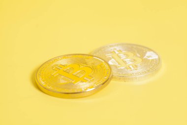 İki bitcoins gümüş ve Sarı zemin üzerine altın