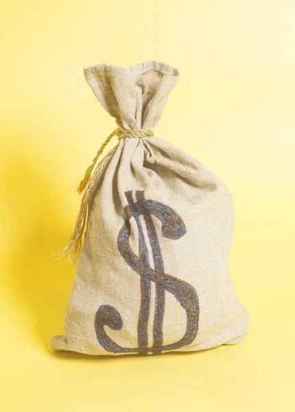 Сумка с символом доллара на желтом фоне — стоковое фото
