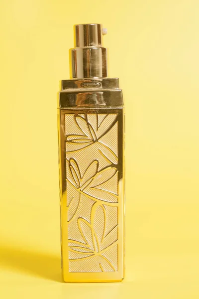 Parfém v lahvičce na žlutém podkladu — Stock fotografie