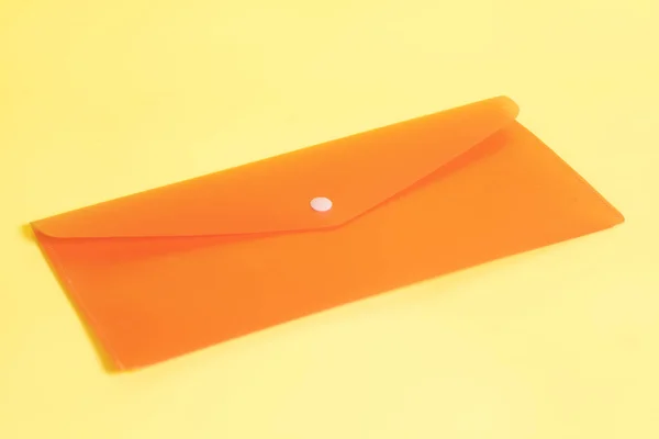 Envelope vermelho em um fundo amarelo  . — Fotografia de Stock