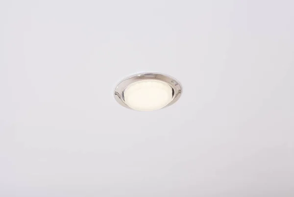 Люмінесцентна лампа на сучасній стелі крупним планом — стокове фото