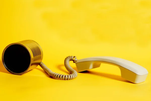 Lata de telefone com auscultador no fundo amarelo — Fotografia de Stock