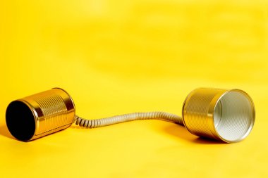 Teneke kutu telefon. İletişim kavramı .